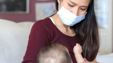چگونه یک مادر شیرده مبتلا به آنفولانزا می تواند از نوزادش در برابر بیماری محافظت کند؟